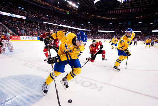 Johan Larsson, Sverige, kontrollerar pucken