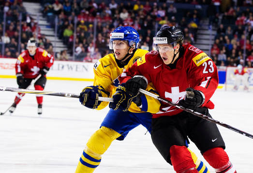 Petter Granberg, Sverige, håller undan Cedric Schneuwly,