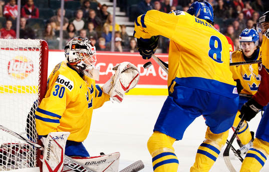 Johan Gustafsson, målvakt, Sverige, räddar ett skott