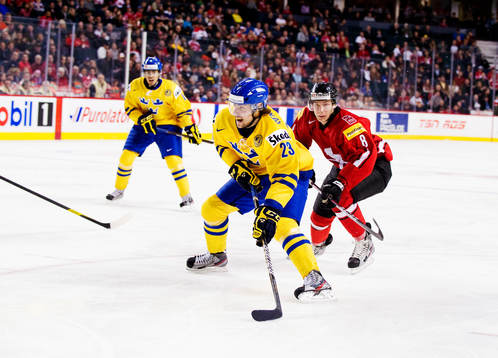 Ludvig Rensfeldt, Sverige, tar sig förbi Christian Marti,