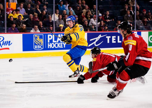 Joakim Nordström, Sverige, lägger in pucken mot mål
