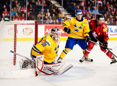 Johan Gustafsson, målvakt, Sverige. I bakgrunden håller