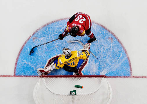 Johan Gustafsson, målvakt, Sverige, räddar en straff