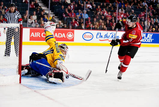 Johan Gustafsson, målvakt, Sverige, räddar en straff