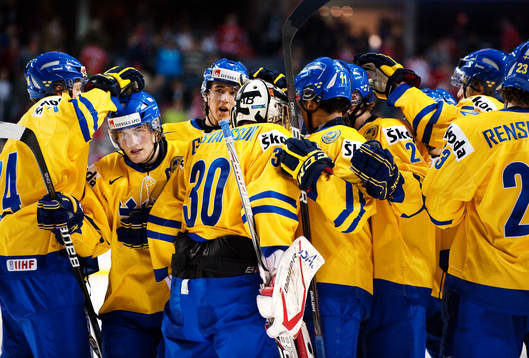 Johan Gustafsson, målvakt, Sverige, kramas om