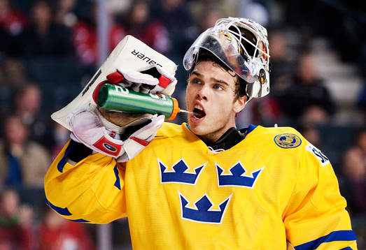 Johan Gustafsson, målvakt, dricker vatten