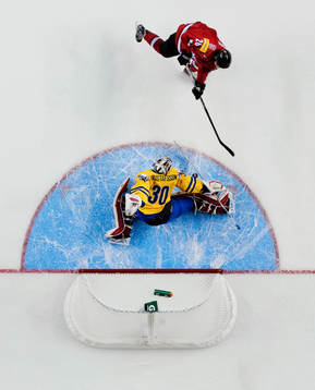 Johan Gustafsson, målvakt, Sverige, räddar en straff