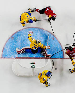 Rörigt i närheten av Johan Gustafsson, målvakt, Sverige