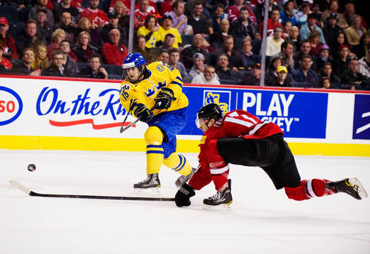 Sebastian Collberg, Sverige, skjuter förbi Dario Trutmann,
