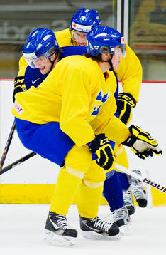 Johan Larsson tar sig förbi Patrik Nemeth och Victor Rask