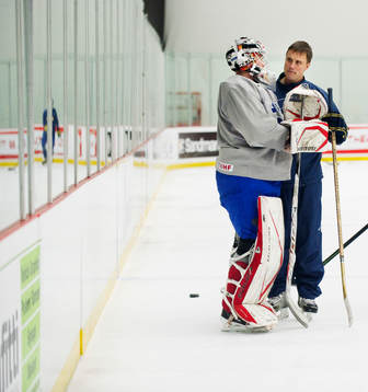 Roger Rönnberg, tränare, pratar med Johan Gustafsson,