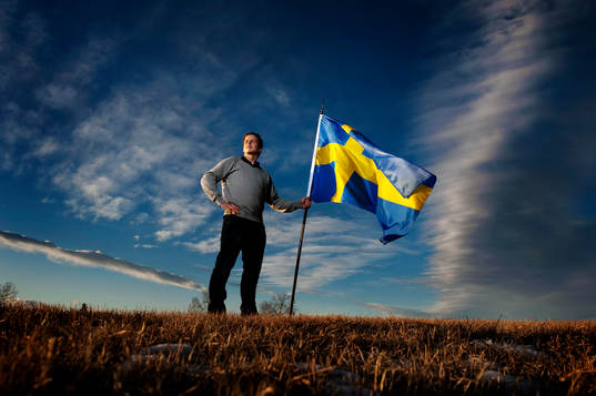 Max Friberg poserar med en svensk flagga