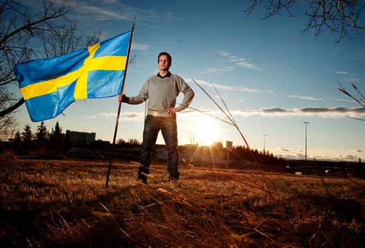 Max Friberg poserar med en svensk flagga