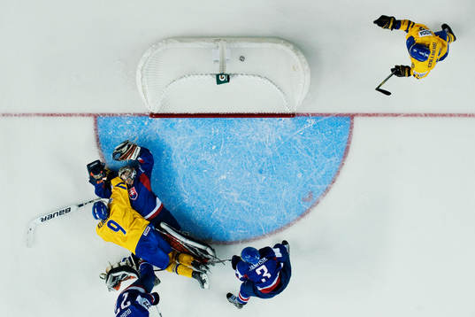 John Klingberg, Sverige, ligger över Dominik Riecicky,
