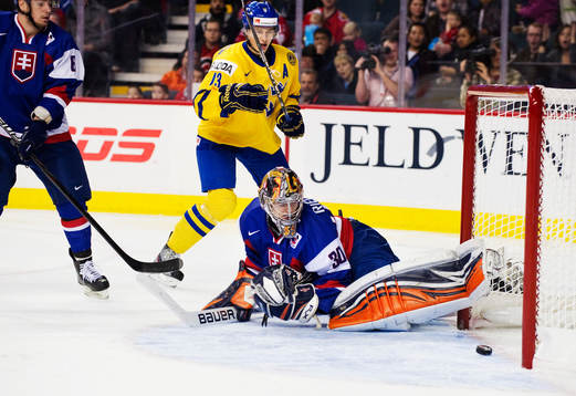 Johan Sundström, Sverige, ser pucken gå in bakom Dominik