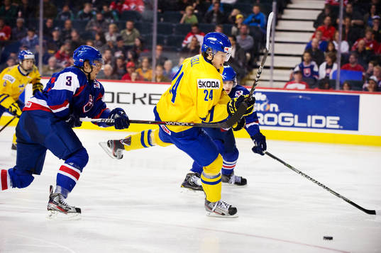 Rickard Rakell, Sverige, bryter sig igenom försvaret