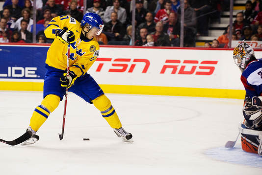 William Karlsson, Sverige, kommer fri mot Dominik Riecicky,