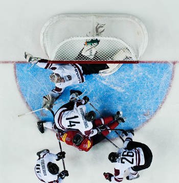 Gaetan Haas, Schweiz, oroar framme vid Kristers Gudlevskis,