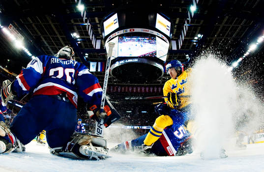 Dominik Riecicky, målvakt, Slovakien, utmanas av Mika