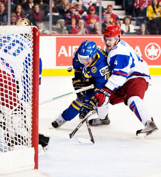 Johan Larsson, Sverige, tar sig förbi Viktor Antipin,