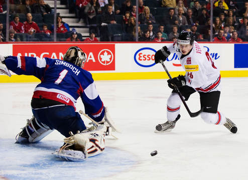 Juraj Simboch, målvakt, Slovakien, utmanas av Joel Vermin,