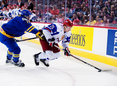 Fredrik Claesson, Sverige, trycker till Yevgeni Kuznetsov,