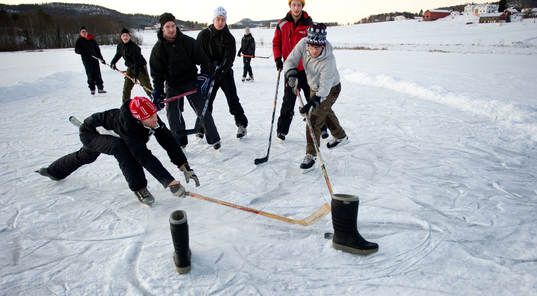 Skridskoåkning på naturis på nyårsafton, natur, snö,