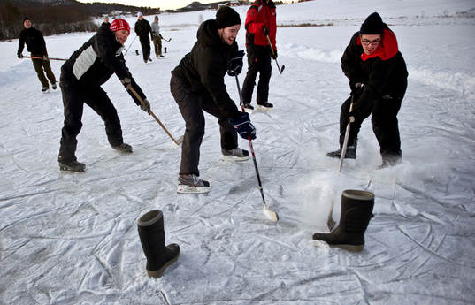 Skridskoåkning på naturis på nyårsafton, natur, snö,