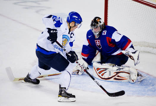 Mikael Granlund, Finland, utmanar Dominik Riecicky,