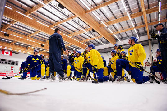 Roger Rönnberg, tränare, ger instruktioner