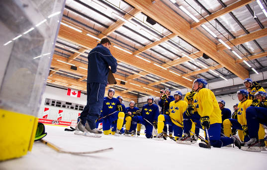 Roger Rönnberg, tränare, ger instruktioner