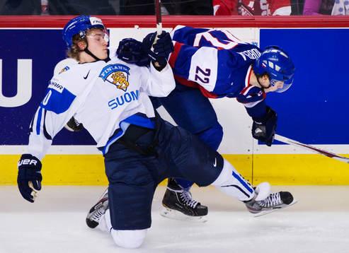 Joel Armia, Finland, och Milos Bubela, Slovakien, tackling