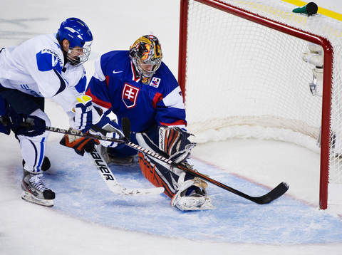 Aleksander Barkov, Finland, och Dominik Riecicky, målvakt,