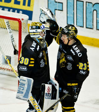Viktor Fast, målvakt, och Jonas Liwing, glädje, jubel