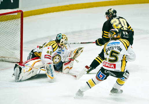 Daniel Bång, AIK och Johan Holmqvist, målvakt, Brynäs