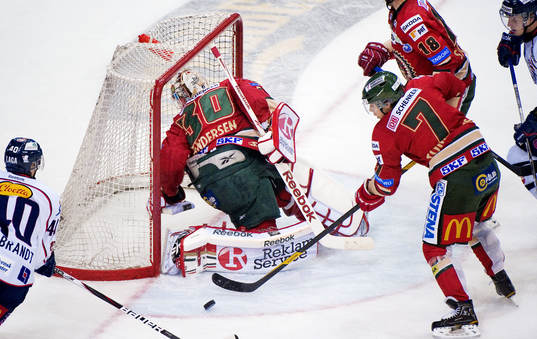 Frederik Andersen, målvakt, har inte koll pucken. Henrik