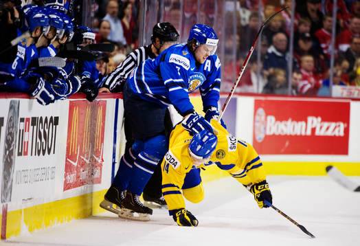 Jani Hakanpää, Finland, trycker ned Max Friberg, Sverige