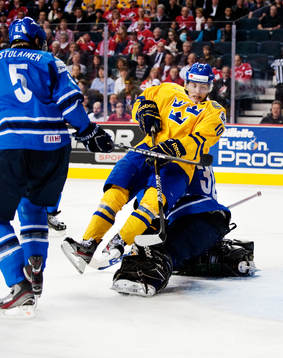 Johan Larsson, Sverige, faller över Sami Aittokallio,