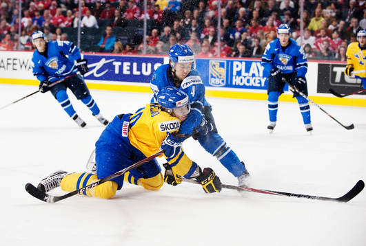 Mika Zibanejad, Sverige, stoppas av Konsta Mäkinen, Finland