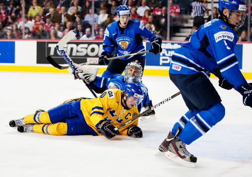 Johan Larsson, Sverige, och Sami Aittokallio, målvakt,