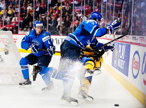 Jani Hakanpää, Finland och Erik Thorell, Sverige, tackling