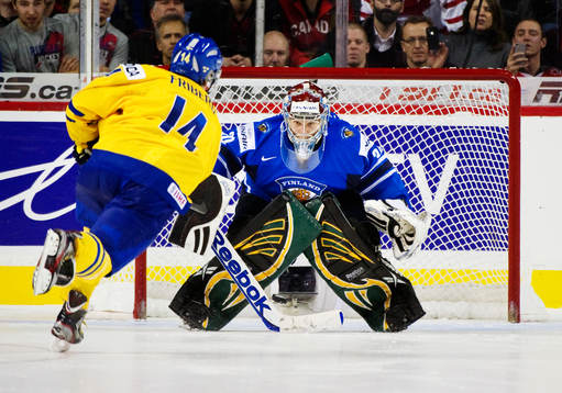 Max Friberg, Sverige, sätter pucken mellan benen på Sami
