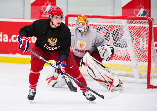 Nail Yakupov står framför Andrei Vasilevski, målvakt,