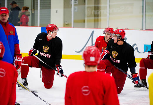 Yevgeni Kuznetsov pratar med Nail Yakupov, Ryssland
