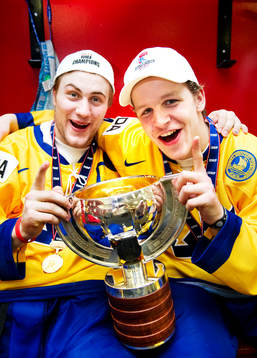 Johan Larsson och Max Friberg, Sverige, jublar med pokalen