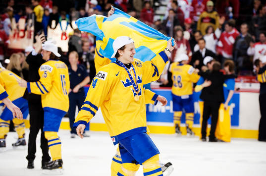 Max Friberg, Sverige, med flaggan. Jubel, glädje