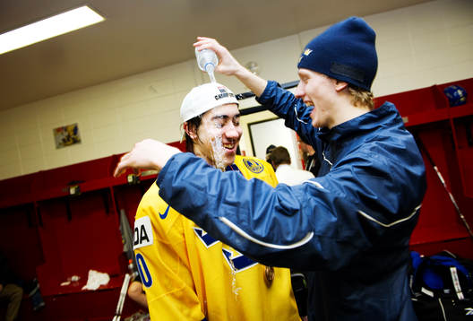 John Klingberg häller vatten över Mika Zibanejad, Sverige