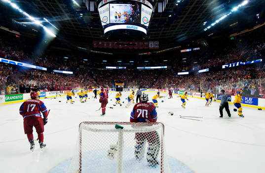 De svenska spelarna jublar samtidigt som Mikhail Grigorenko