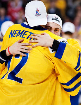 Patrik Nemeth kramas om av Johan Larsson, Sverige