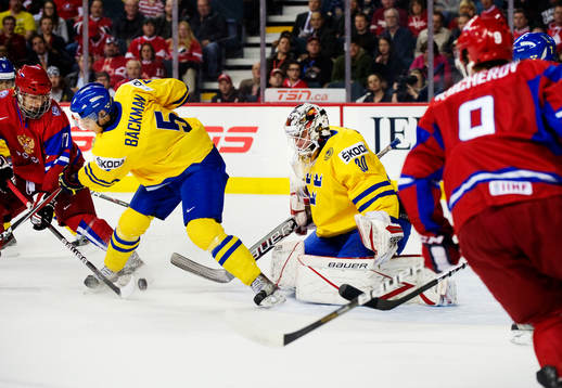 Mattias Bäckman rensar undan framför Johan Gustafsson,